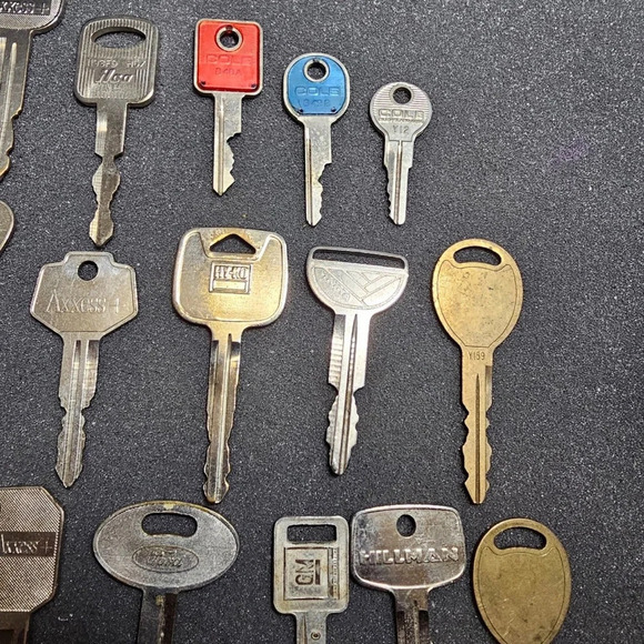 Lot Of 16 Car Keys Modern To Vintage Differnt Metals And Car Makes. - Picture 6 of 6